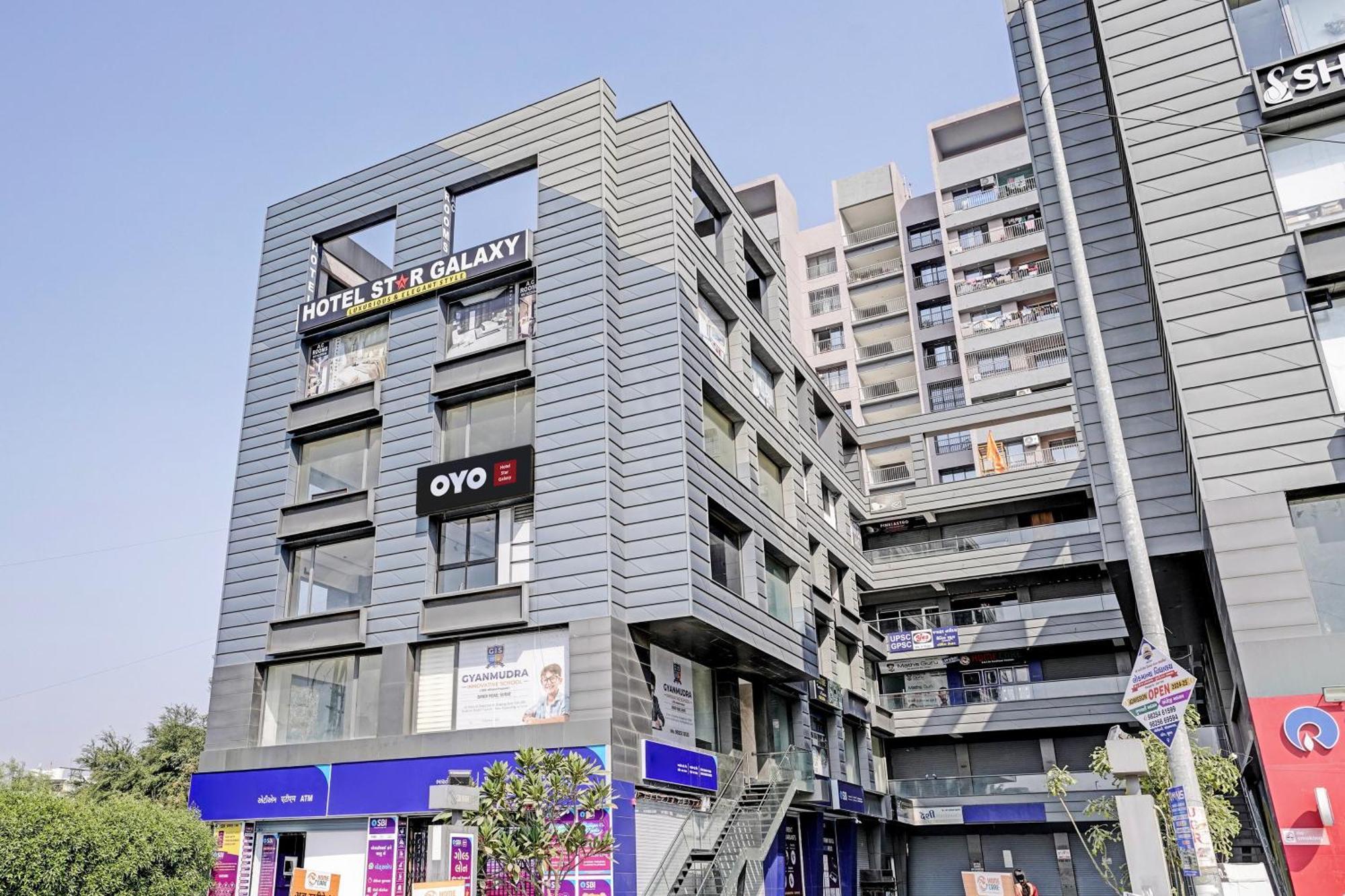 Hotel O Star Galaxy Szúrat Kültér fotó