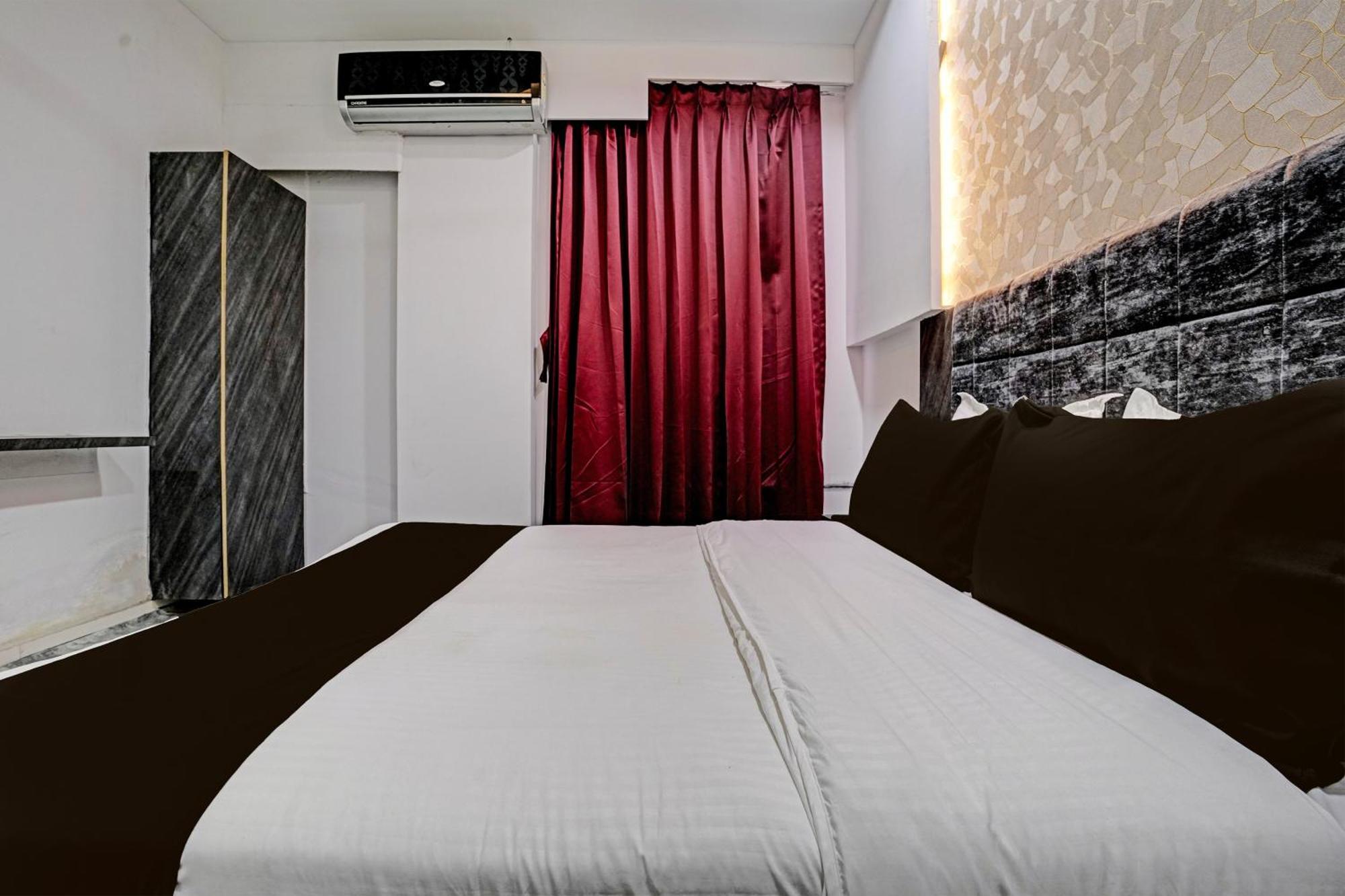 Hotel O Star Galaxy Szúrat Kültér fotó