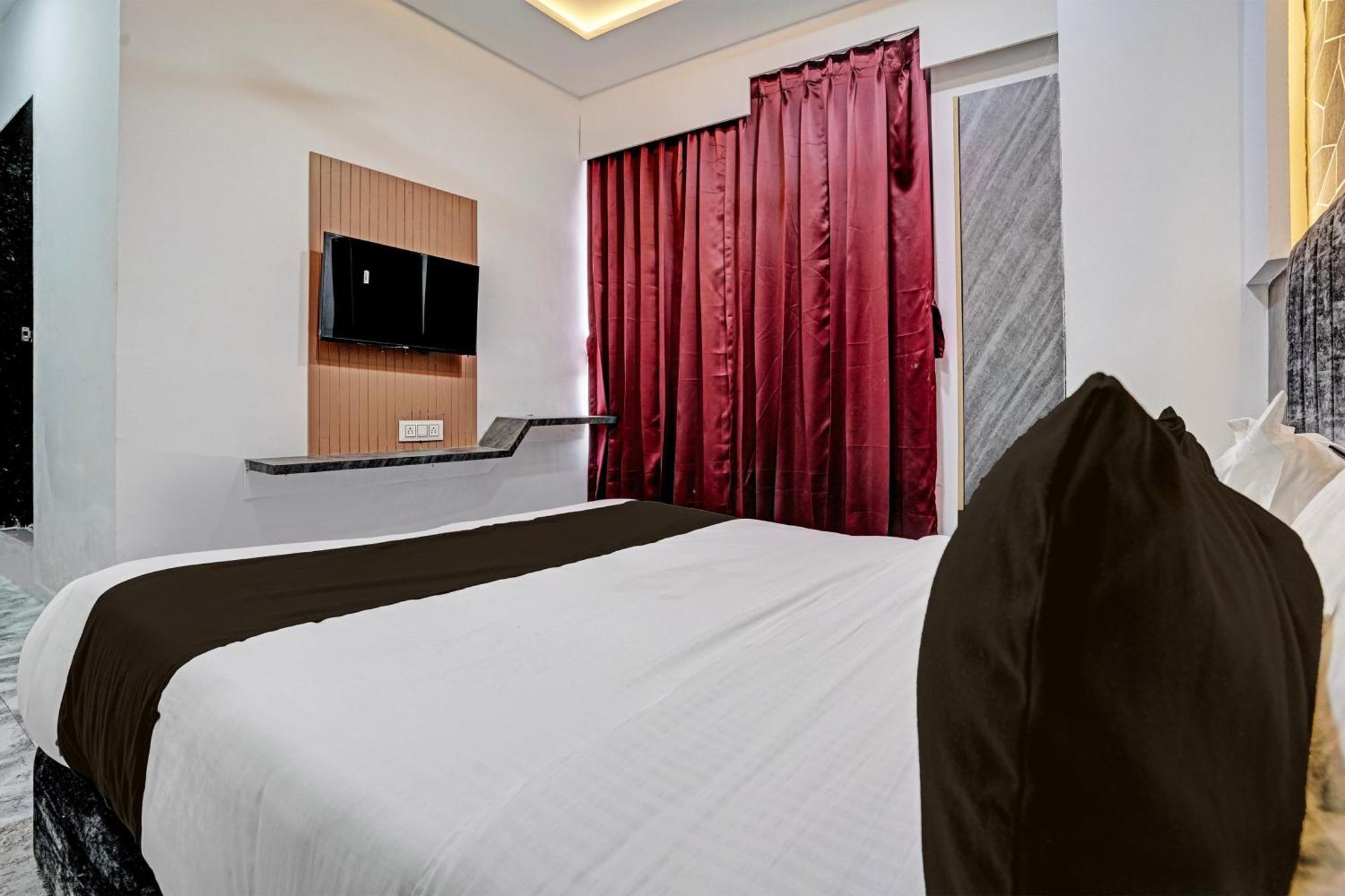 Hotel O Star Galaxy Szúrat Kültér fotó