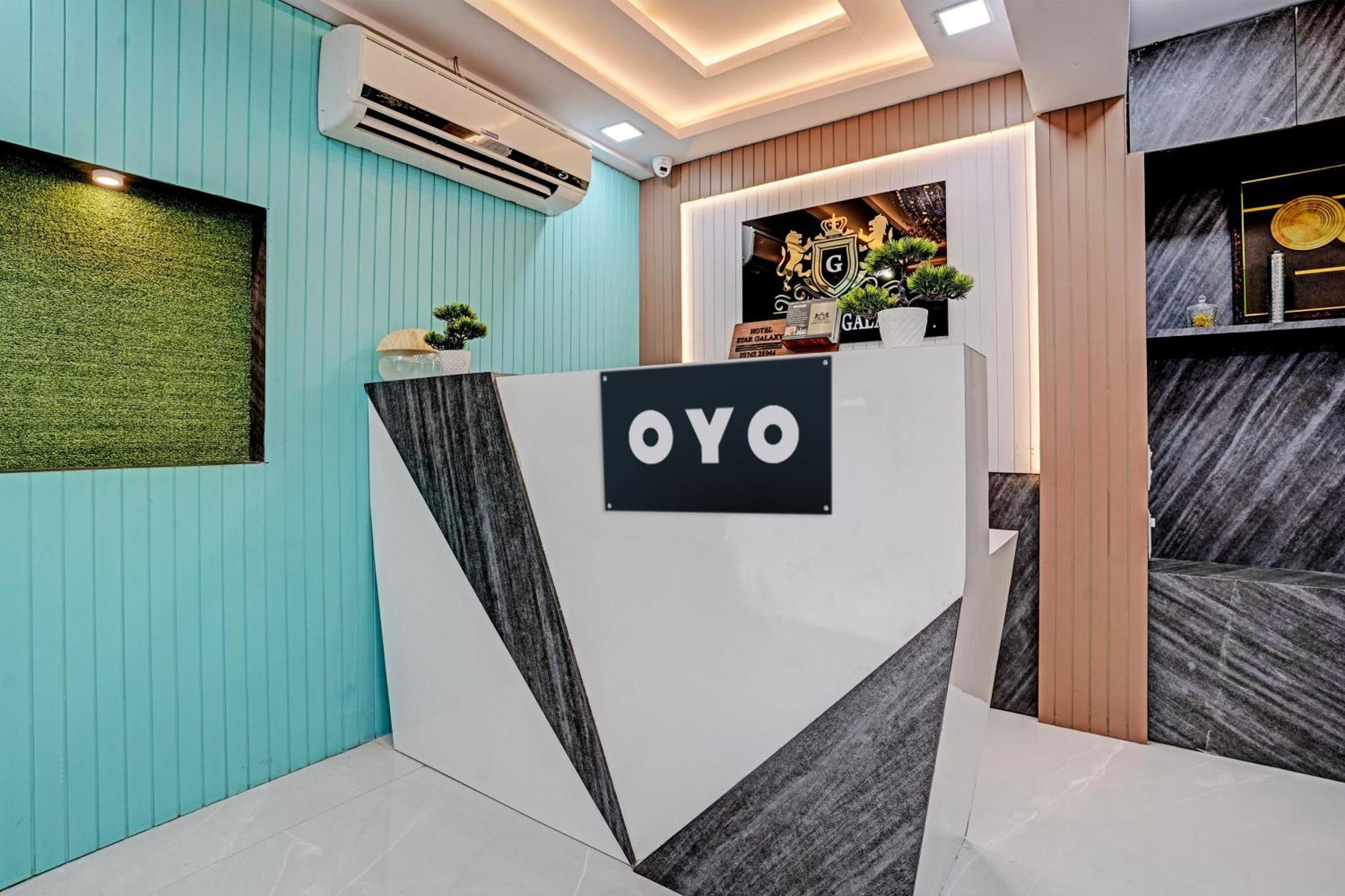 Hotel O Star Galaxy Szúrat Kültér fotó